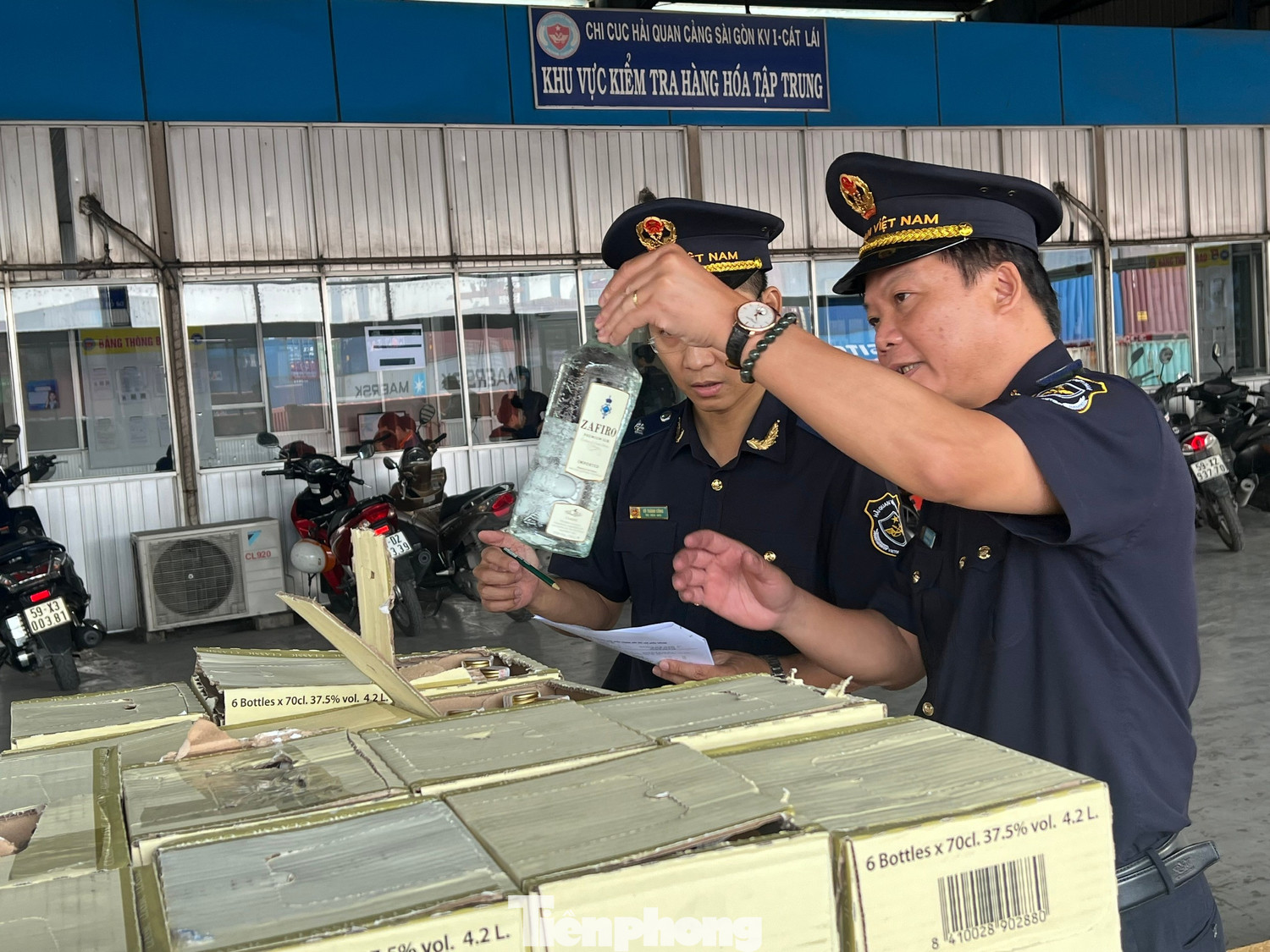 1.200 container hàng hóa ùn ứ tại cảng Cát Lái