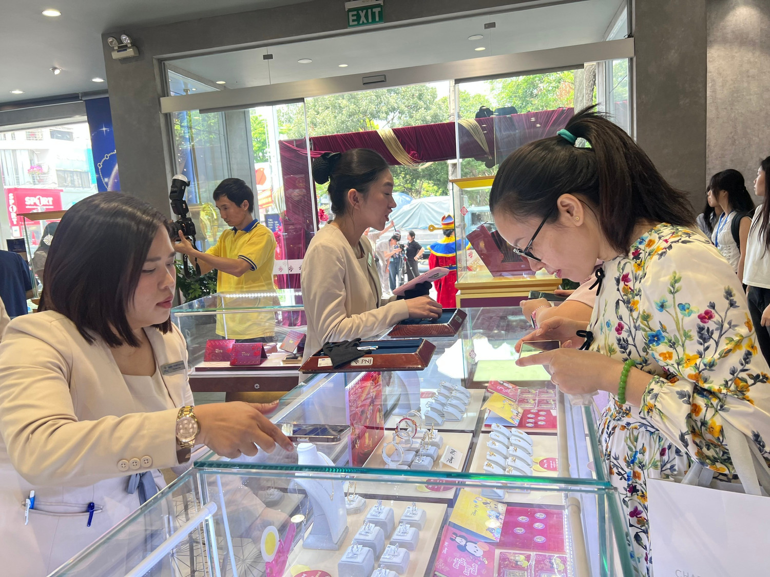 Nhiều người ngỡ ngàng vì mua được vàng quá dễ dàng