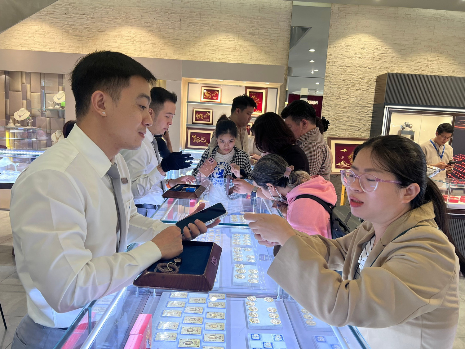 Nhiều người ngỡ ngàng vì mua được vàng quá dễ dàng