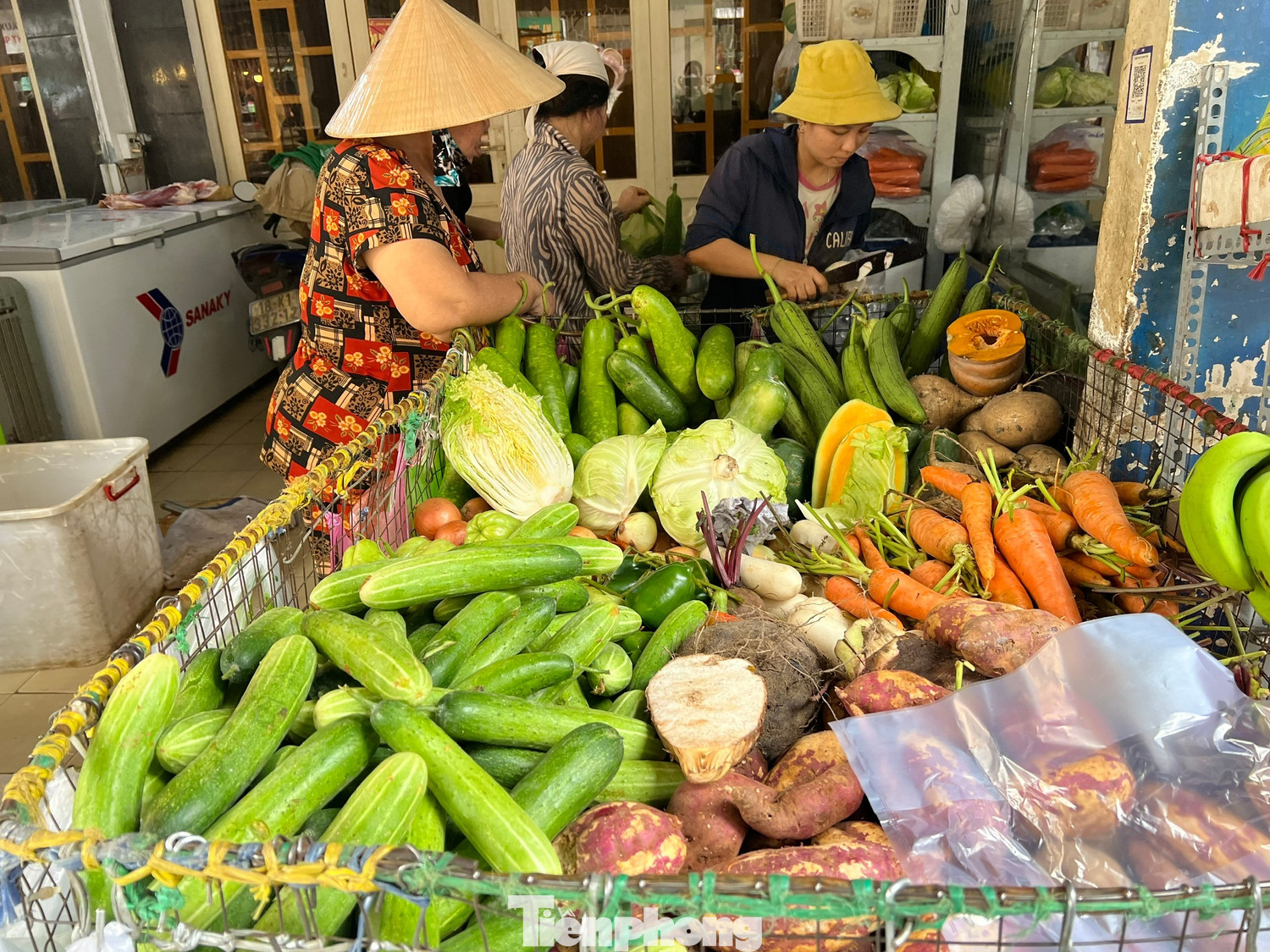 Hà Nội: Giá rau xanh có loại 180.000 đồng/kg, tôm hùm chỉ 200.000 đồng/kg