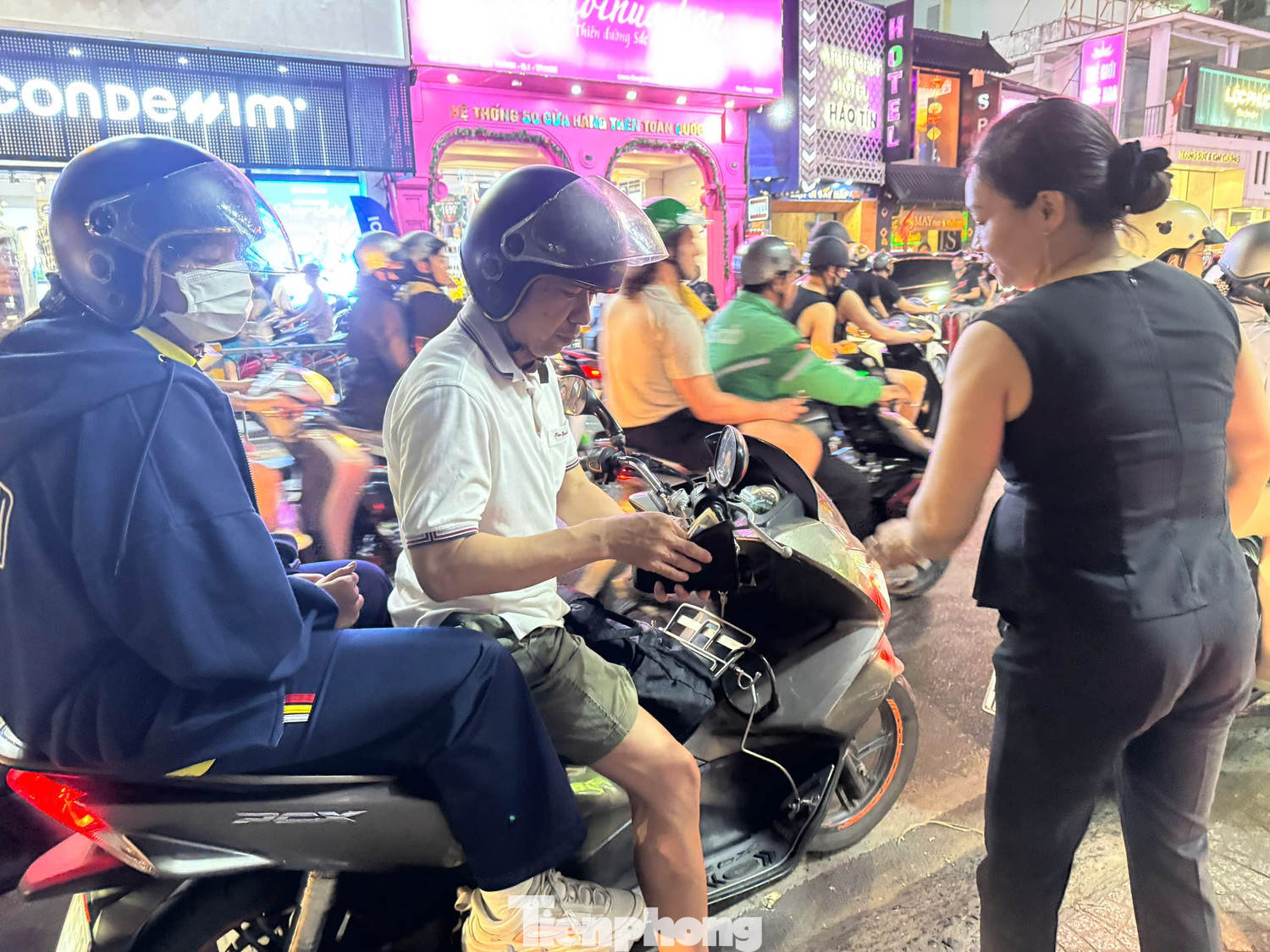 Ớt ra vỉa hè, giá cao ngất