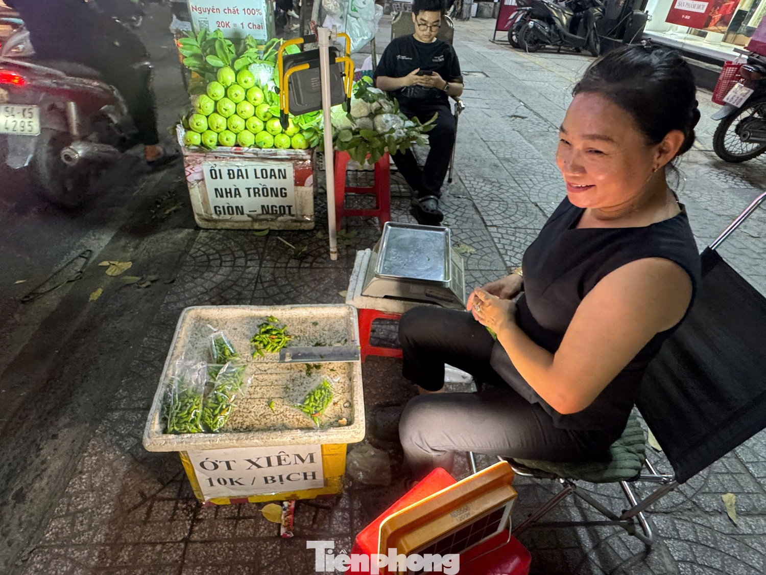 Ớt ra vỉa hè, giá cao ngất