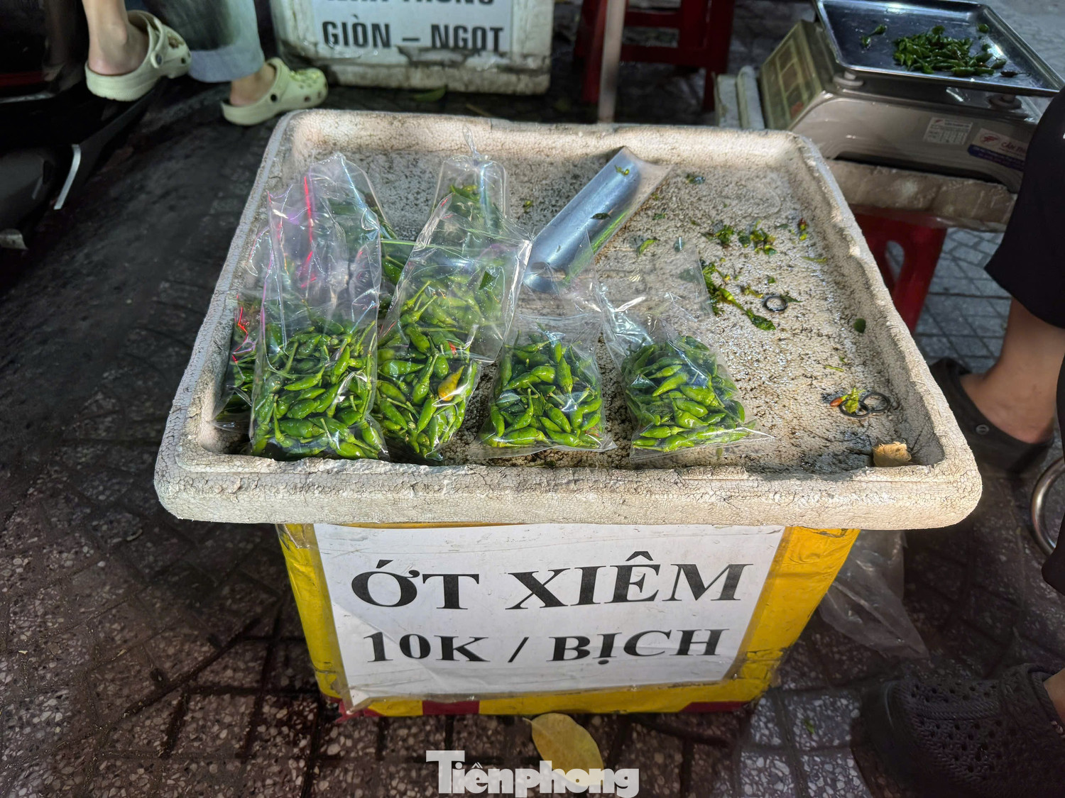 Ớt ra vỉa hè, giá cao ngất