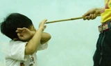 Phụ huynh vào trường đánh học sinh lớp ba 10 roi theo 'giao kèo'