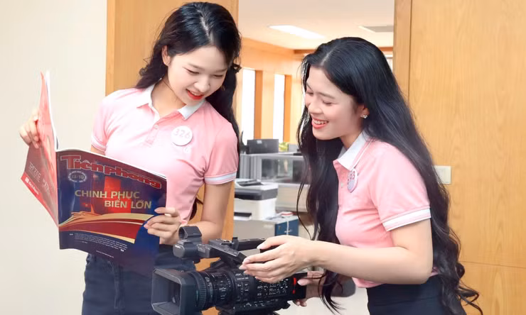 Thí sinh Hoa hậu Việt Nam theo đuổi nghề báo, dẫn chương trình