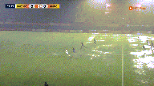 HLV người Úc phàn nàn mặt sân V-League: 'Tôi chưa từng thấy thứ này bao giờ' 2 1