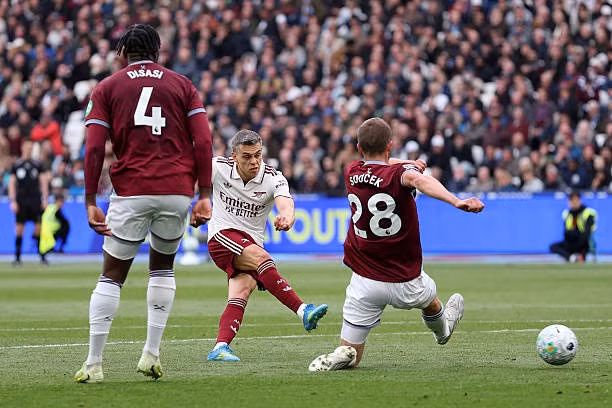 Arsenal giành 3 điểm tranh cãi trước Westham 