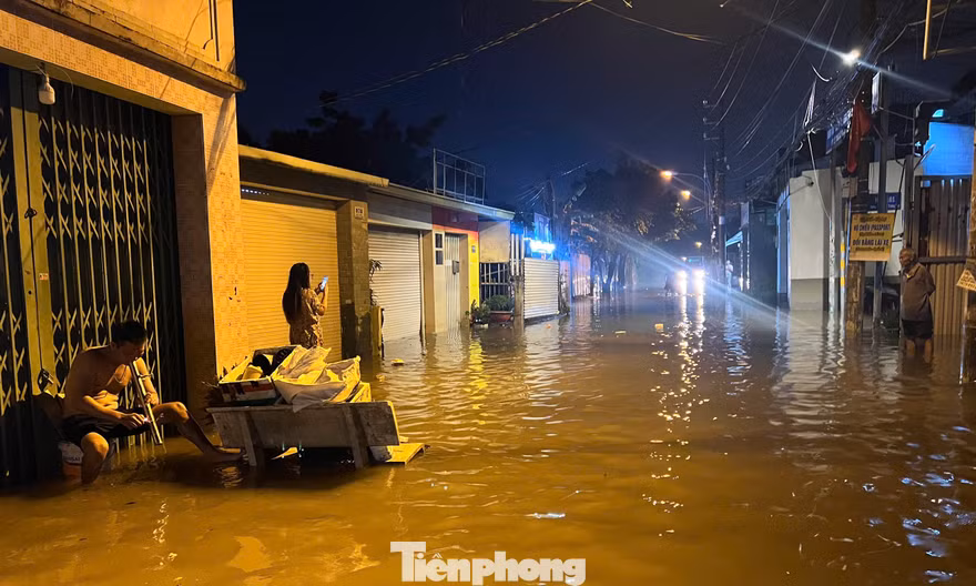 Hàng trăm nhà dân ở TPHCM ngập từ đêm đến sáng: 'Nước dâng nhanh, chỉ chưa đầy nửa giờ đã tràn vào'