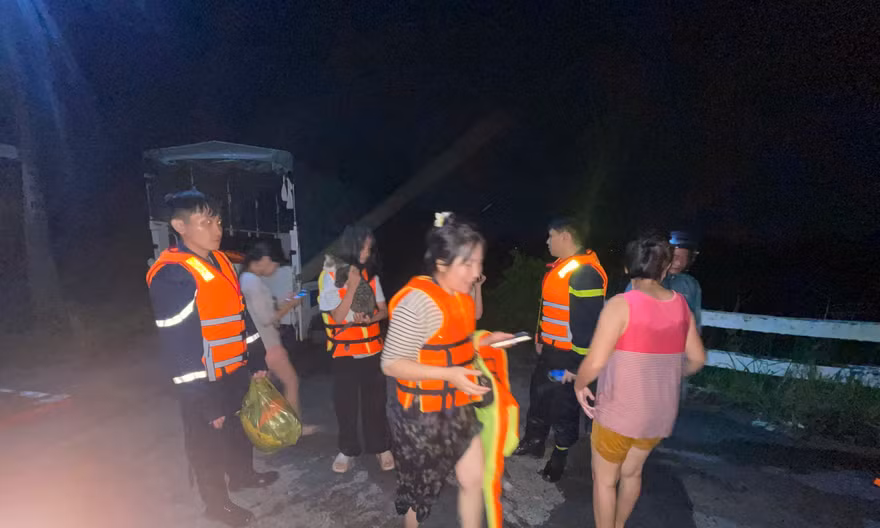 Xuyên đêm cứu 12 người mắc kẹt giữa dòng nước xiết ở TPHCM