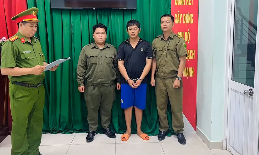 Cơ quan điều tra tống đạt quyết định đối với Phan Huy Thanh. Ảnh: Công an TPHCM.