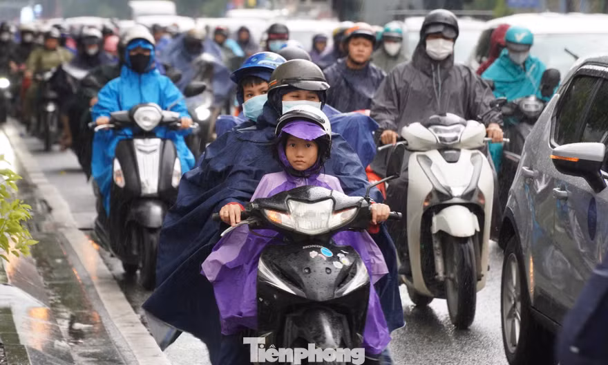 TPHCM lại mưa trắng trời đúng giờ tan tầm