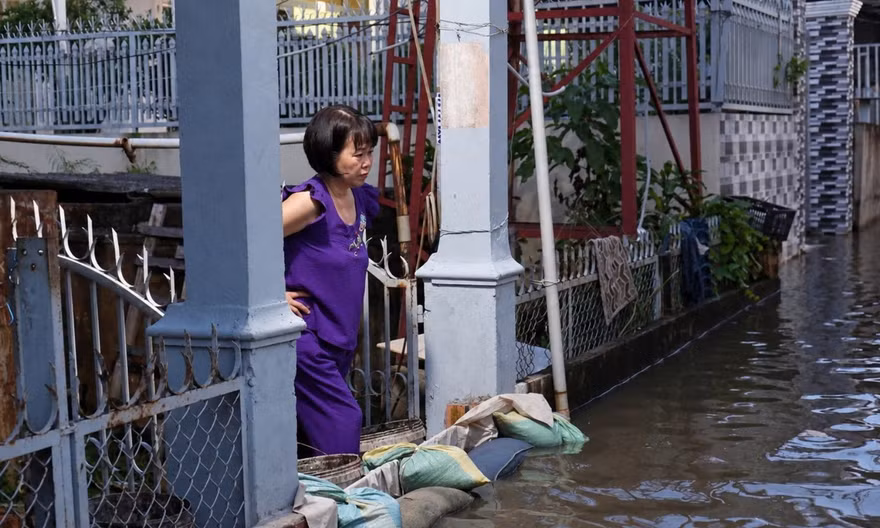 VIDEO: Người dân TPHCM chật vật kê cao đồ đạc, dùng bao cát ngăn triều cường