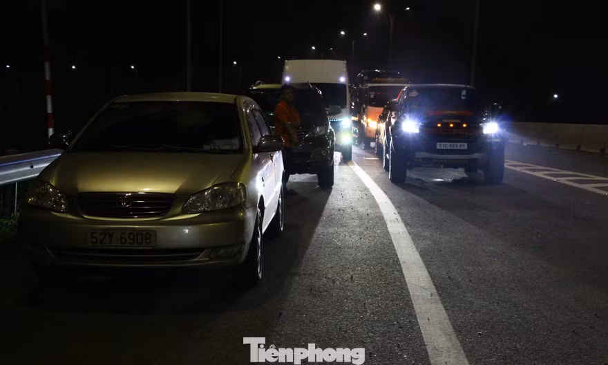 Dòng xe nối đuôi 'mở hàng' cao tốc Bến Lức - Long Thành thông toàn tuyến