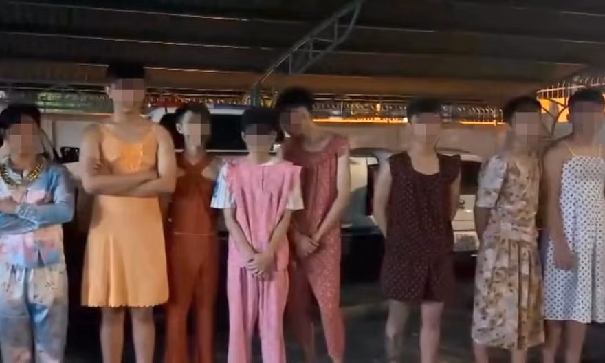 Công an phường Thủ Dầu Một làm việc, nhắc nhở nhóm người “đi bão” gây mất trật tự. Ảnh: Công an phường Thủ Dầu Một