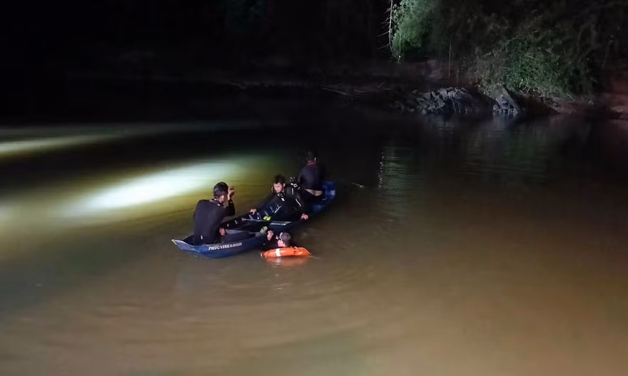 Lực lượng cứu nạn, cứu hộ triển khai tìm kiếm nạn nhân tại khu vực cửa xả hồ Dầu Tiếng. Ảnh: PC07, Công an TPHCM