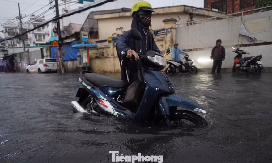 Mưa tầm tã giờ tan tầm, nhiều tuyến đường ở TPHCM ngập sâu