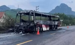 Xe khách cháy rụi ở Quảng Ninh, 23 du khách nước ngoài thoát nạn