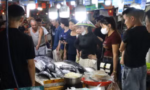 Du khách chen chân đi chợ mua hải sản Quảng Ninh 