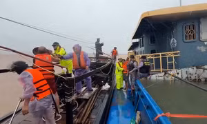 Cứu sống ba thuyền viên bị chìm tàu trong bão ở Móng Cái