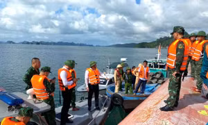 Lật tàu trên biển Vân Đồn, 3 người được cứu, 2 người mất tích