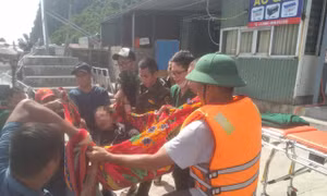 Cứu hộ thành công ngư dân gặp nạn trên biển Cô Tô
