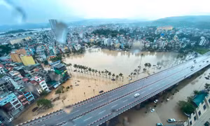 Mưa lớn, người dân Quảng Ninh bì bõm chạy lũ trong đêm
