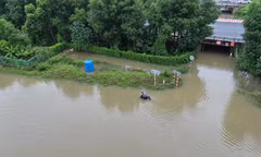 Hà Nội tạnh ráo nhiều ngày, đường gom Đại lộ Thăng Long vẫn ngập gần 1m