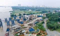 Tạm đóng đường đê Long Biên - Xuân Quan vào ban đêm để thi công cầu Trần Hưng Đạo