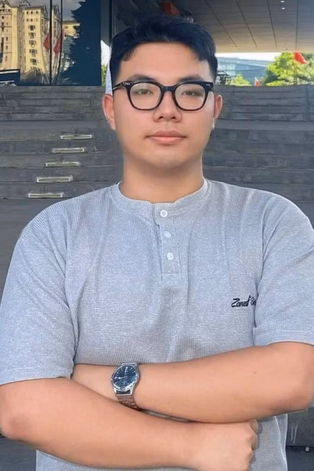 Nam sinh từng bị chê ‘làm màu’ vì học trong tiếng ồn trở thành á khoa đầu vào UEB.