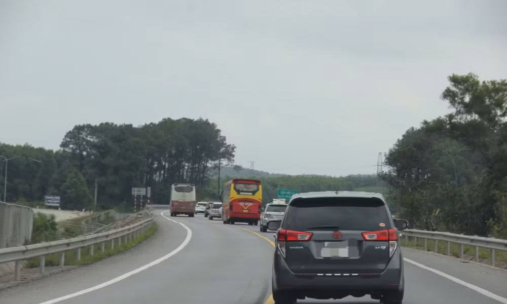 Kinh nghiệm lái xe đường dài dịp nghỉ lễ 2/9 an toàn