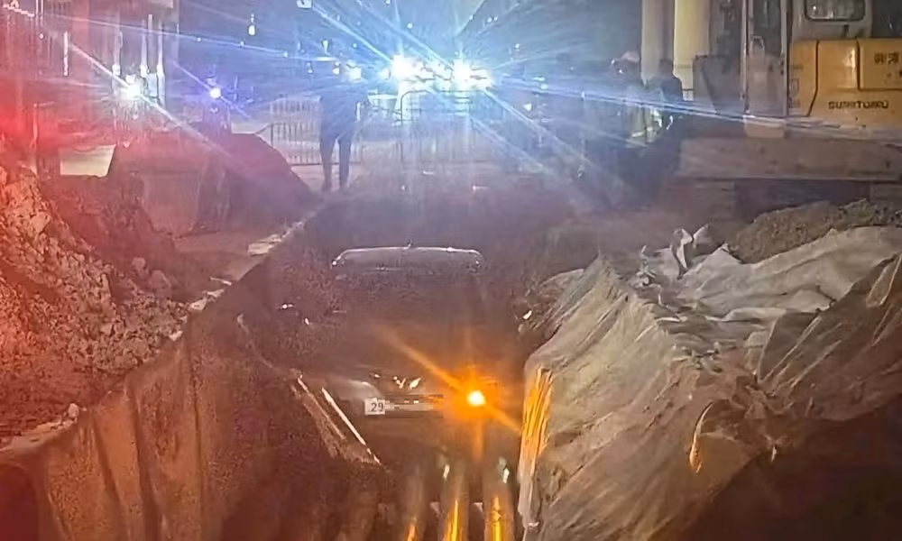 Ô tô lọt hố cáp ngầm, mắc kẹt tại công trường ở Hà Nội