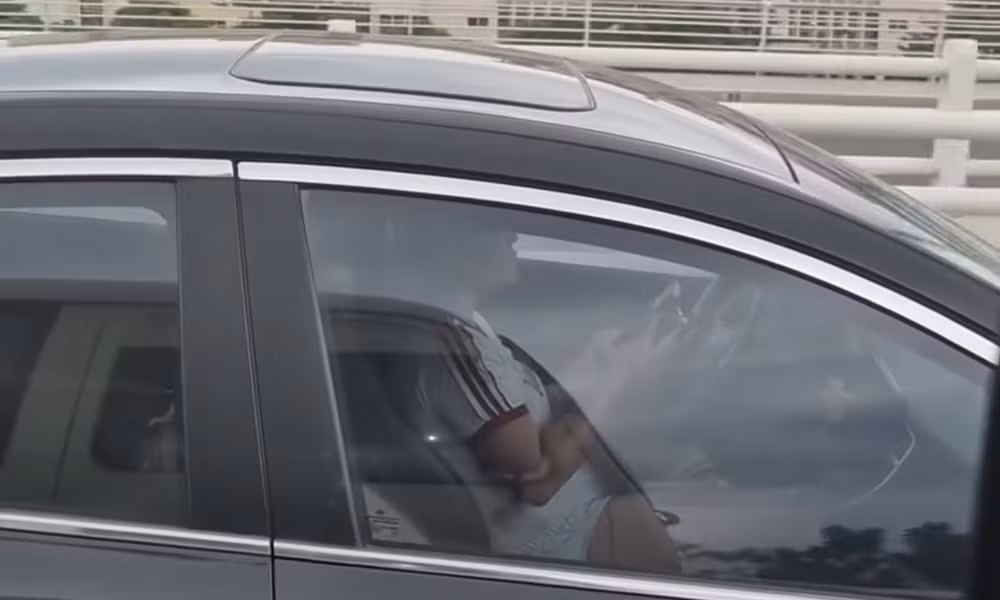 Xử phạt nữ tài xế dùng điện thoại khi lái ô tô, tỏ “thái độ” khi bị phản ánh