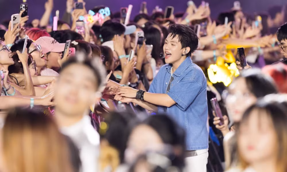 Kỷ lục 200.000 người đu concert ở TPHCM