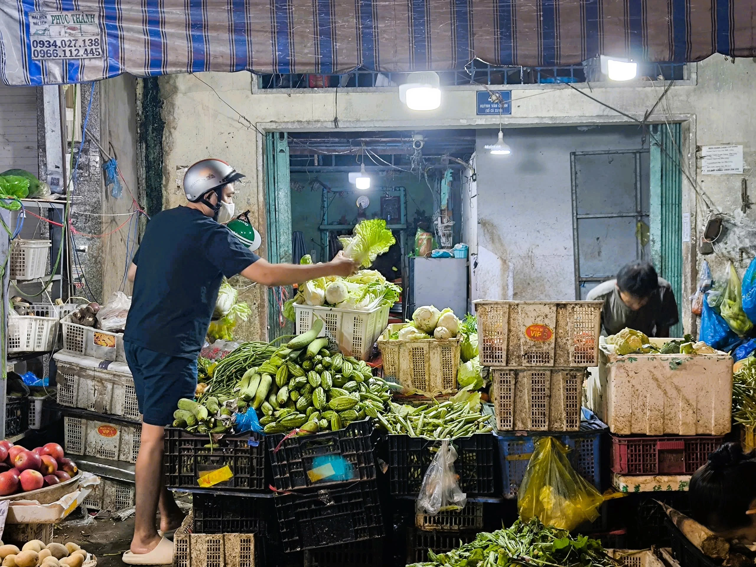 GIỚI TRẺ 'ỨNG PHÓ' THỜI VẬT GIÁ LEO THANG