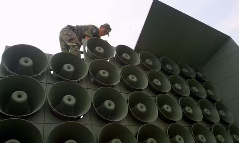 Triều Tiên dọa bật lại dàn loa phóng thanh, tăng vũ khí sát biên giới Hàn Quốc