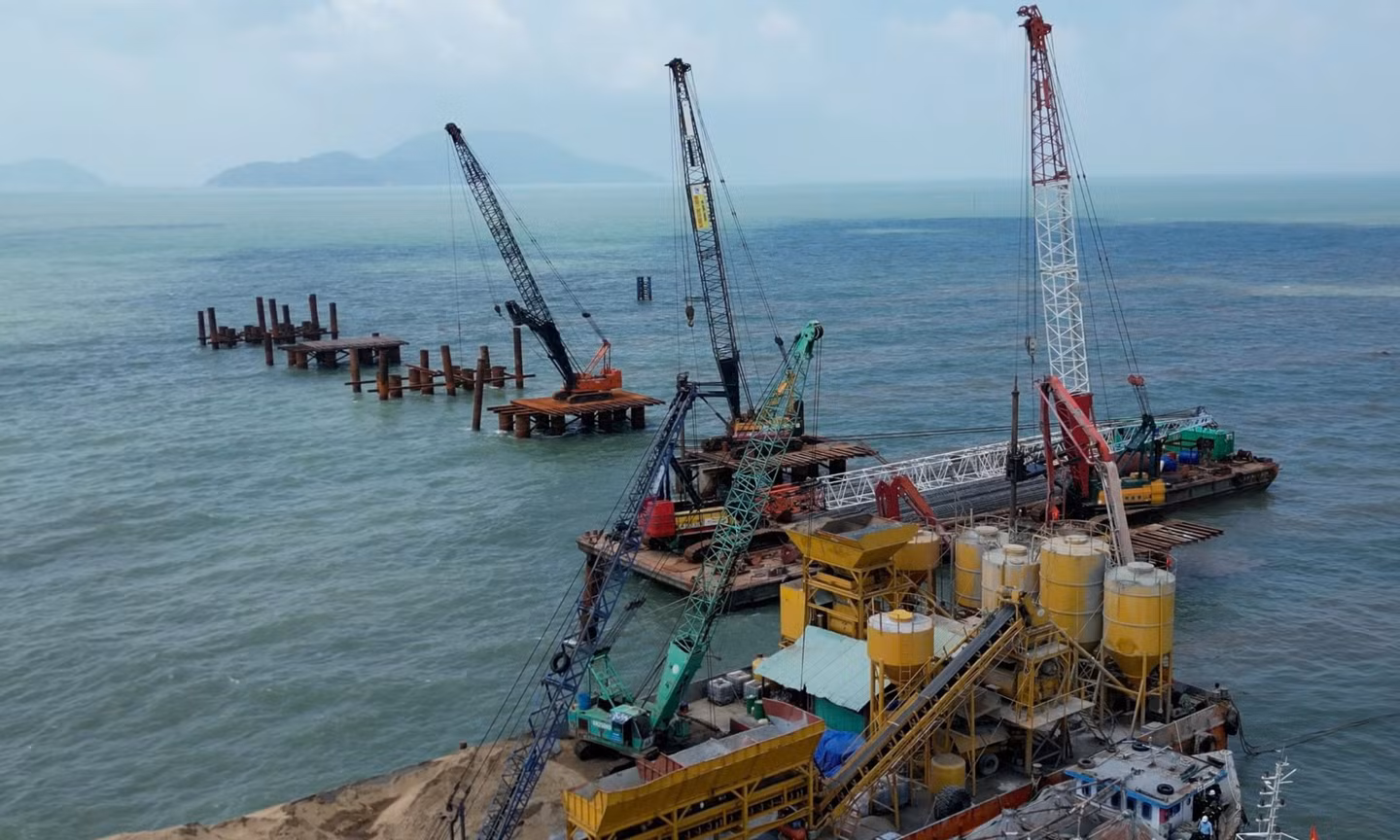 Cận cảnh thi công cầu vượt biển 18,5km ra Hòn Khoai 