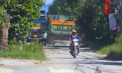 Mưa ngập, nắng bụi, xe tải nối đuôi trên con đường xuống cấp
