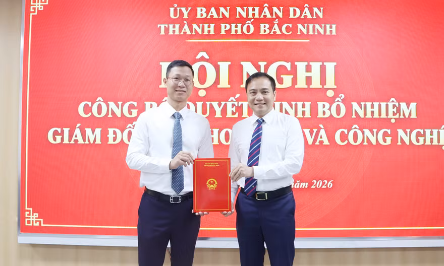 Phó Chủ tịch UBND thành phố Bắc Ninh Đào Thanh Trường (bên phải) trao quyết định bổ nhiệm cho ông Thân Trung Kiên.