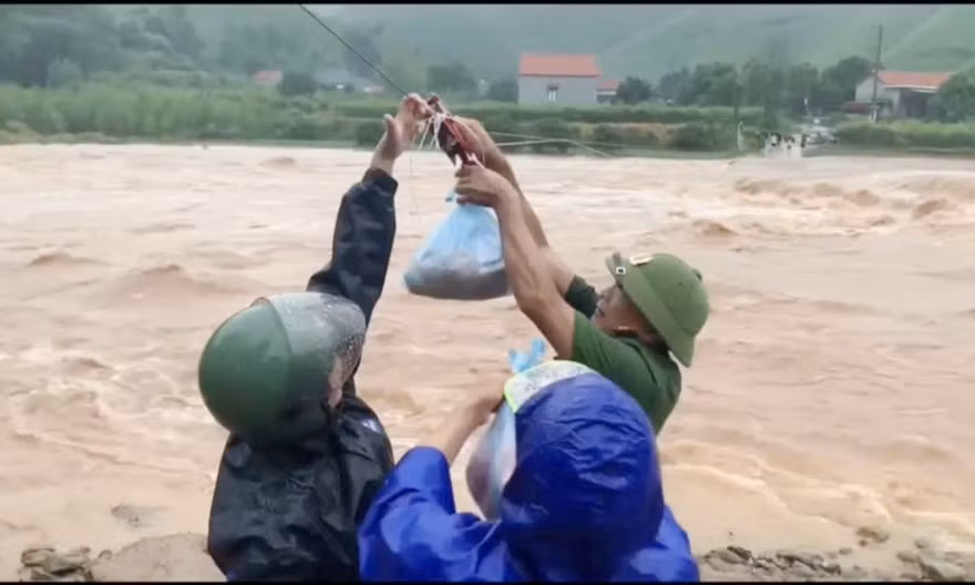 Ròng rọc tiếp lương thực cho thôn bị cô lập do mưa lũ ở xã Đại Sơn.