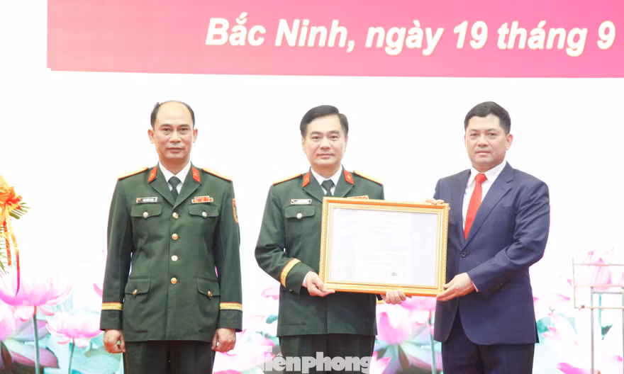 Bí thư Thành ủy Bắc Ninh Nguyễn Hồng Thái trao quyết định cho lãnh đạo Bộ Chỉ huy Quân sự thành phố Bắc Ninh. Ảnh: Nguyễn Thắng