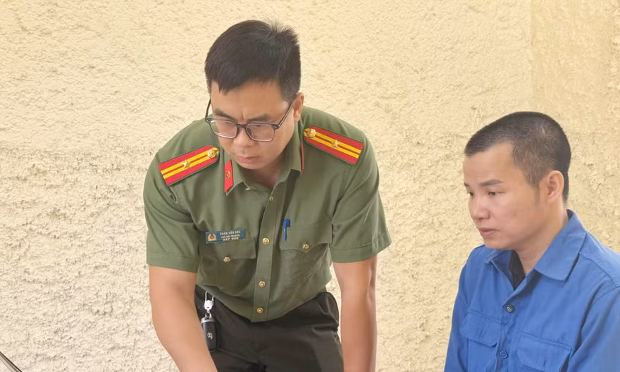 Cơ quan An ninh điều tra Công an tỉnh làm việc với đối tượng Nguyễn Văn Quỳnh. Ảnh: Công an tỉnh Bắc Ninh.