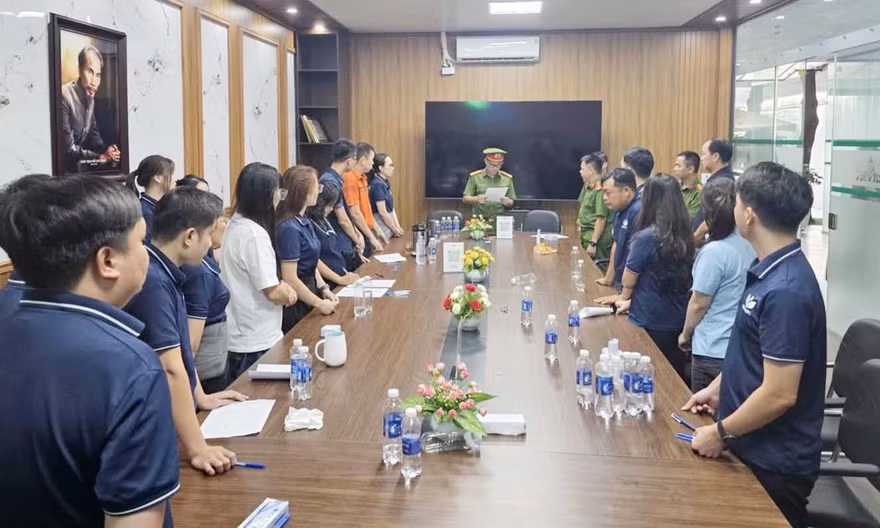 Cơ quan Công an tống đạt các quyết định tố tụng.