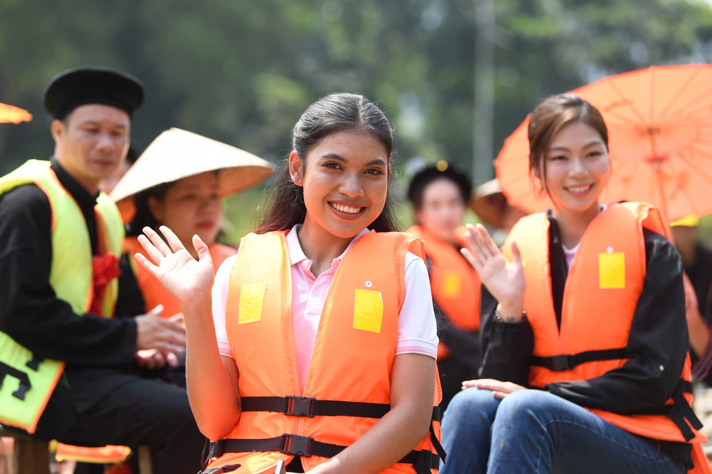 53 người đẹp Hoa hậu Việt Nam giữa điệu Then, đàn tính