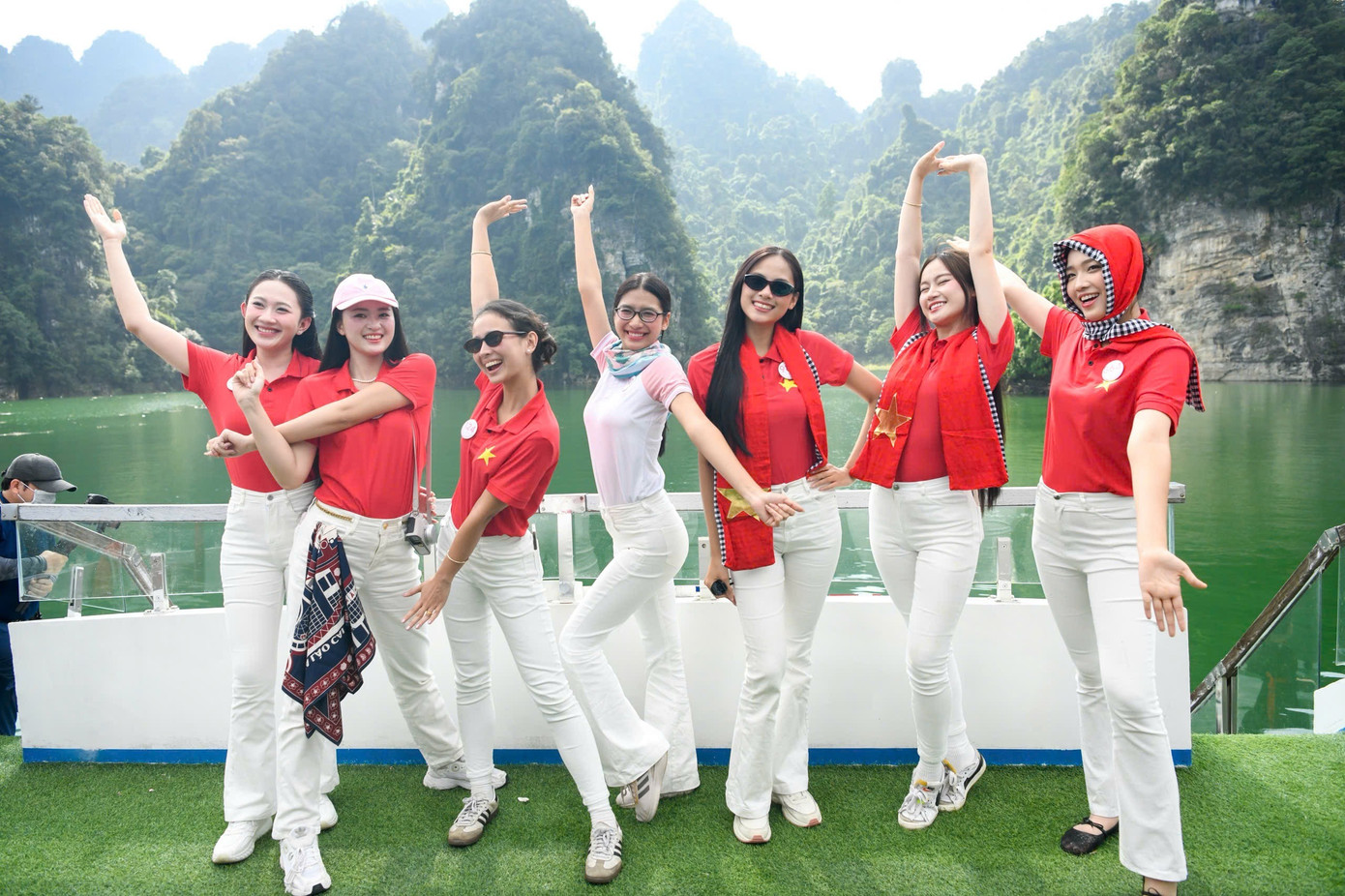 53 cô gái Hoa hậu Việt Nam ngỡ ngàng trước cảnh sắc hồ Na Hang
