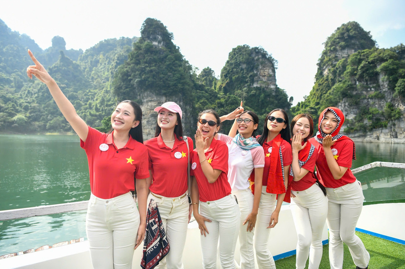 53 cô gái Hoa hậu Việt Nam ngỡ ngàng trước cảnh sắc hồ Na Hang