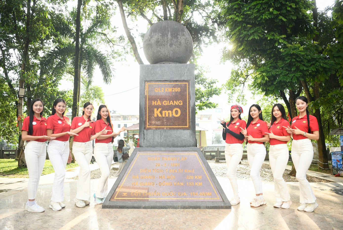 53 cô gái check in tại cột mốc Km0 53 cô gái check in tại cột mốc Km0