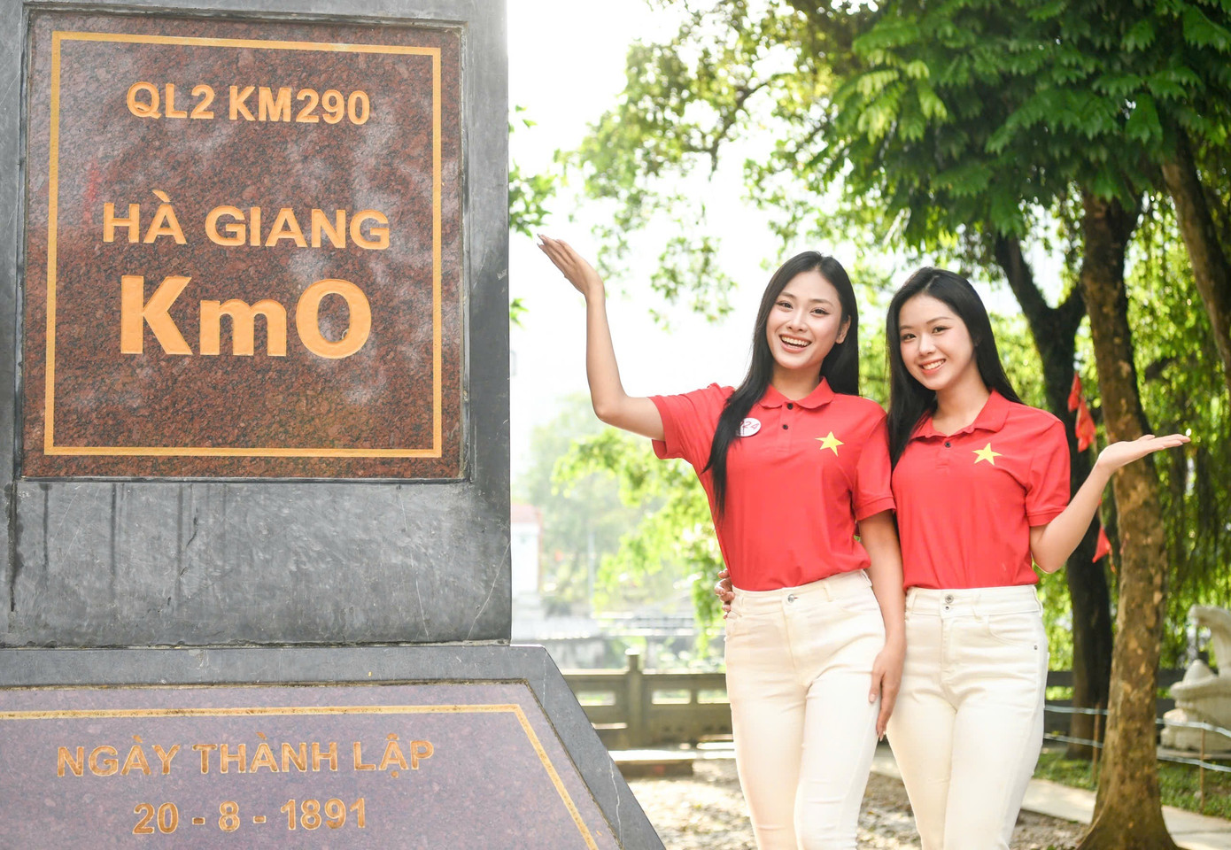 53 cô gái check in tại cột mốc Km0 53 cô gái check in tại cột mốc Km0