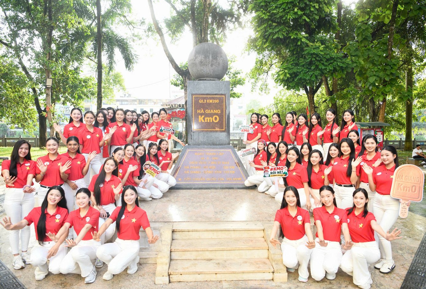 53 cô gái check in tại cột mốc Km0 53 cô gái check in tại cột mốc Km0