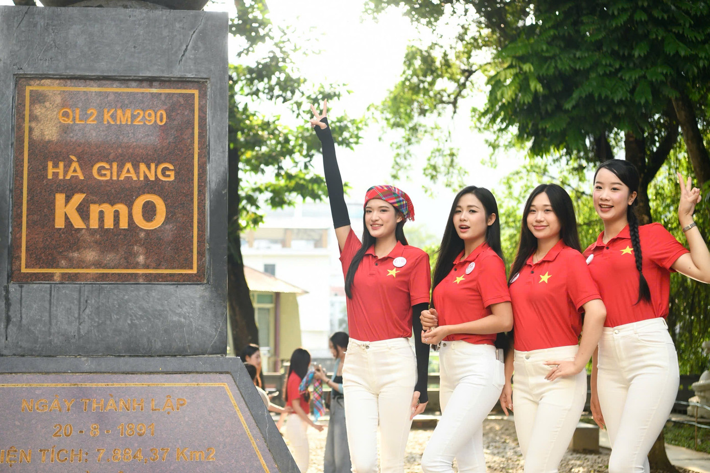 53 cô gái check in tại cột mốc Km0 53 cô gái check in tại cột mốc Km0