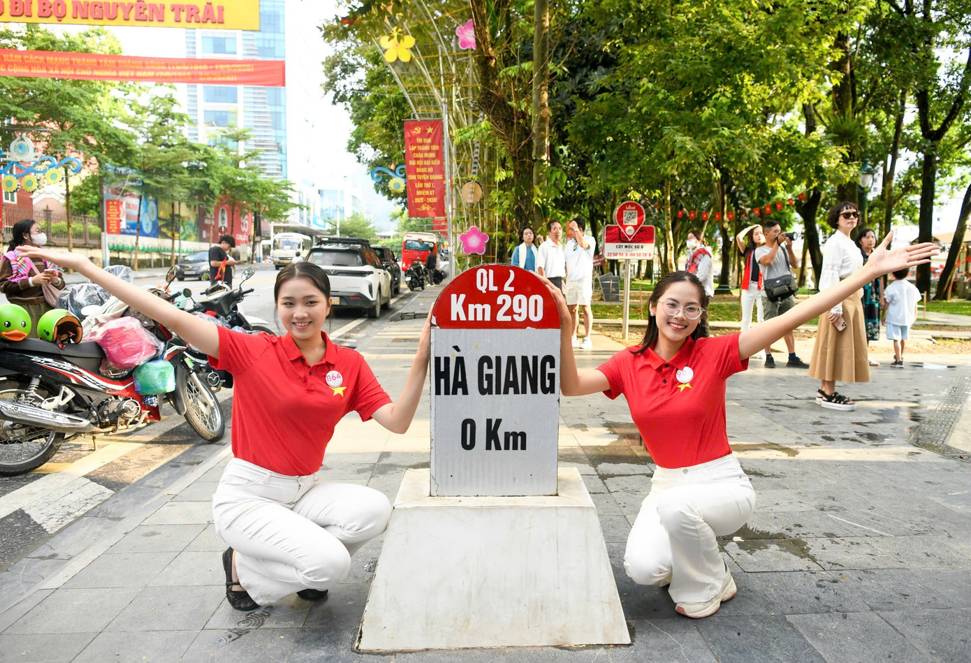 53 cô gái check in tại cột mốc Km0 53 cô gái check in tại cột mốc Km0